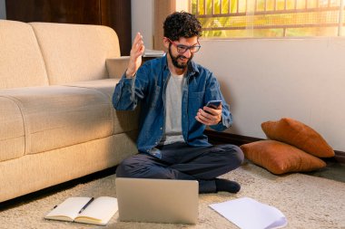 Evindeki iş etkinliklerinin tamamlanışını kutlayan bir model..