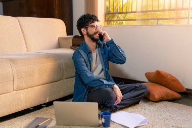 Ofisinde telefonla konuşan bir manken. Merkez ofis kavramı.