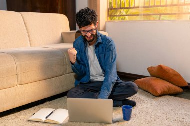 Latince hedeflerine ulaşmasını evinde çalışırken kutluyor..