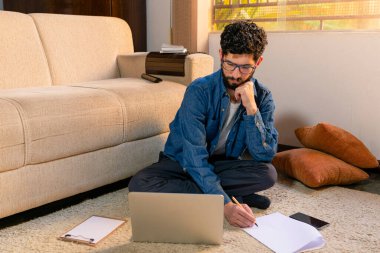 Evindeki iş etkinliklerinin tamamlanışını kutlayan bir model..