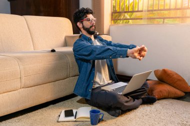 Stresli dönemlerde esneme hareketleri yapan adam yeni bir iş arıyor..