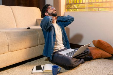 Boynu ağrıyan bir adam dünya krizinde yeni bir iş arıyor..