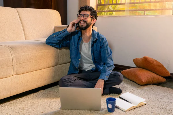 Latín Sonriendo Mientras Habla Por Teléfono Durante Cuarentena Oficina Concepto — Foto de Stock