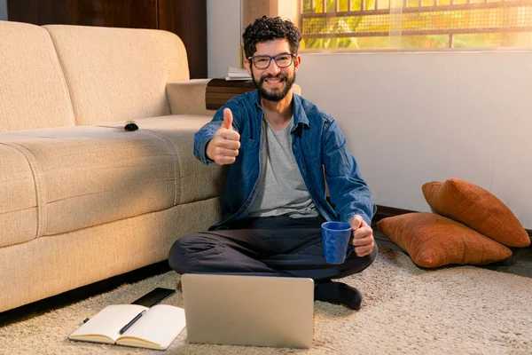 Latín Con Pulgar Levantado Sosteniendo Una Taza Café Oficina Concepto — Foto de Stock