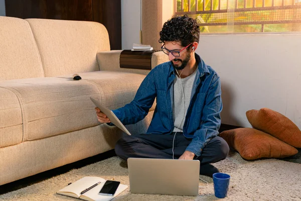 Hombre Hispano Sentado Suelo Oficina Haciendo Una Videoconferencia Trabajo — Foto de Stock