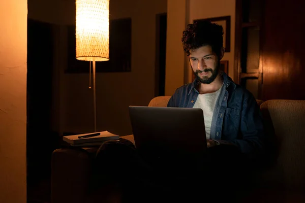 Hombre Trabajando Computadora Hasta Tarde Casa Concepto Oficina — Foto de Stock