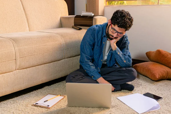 Hombre Aburrido Tratando Buscar Nuevo Trabajo Concepto Desempleo — Foto de Stock