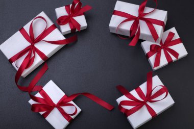 Beyaz hediye kutuları