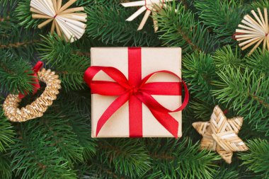 Hediye kutusu ve Noel ağacı dalları