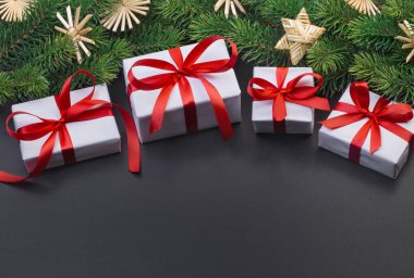 Noel ağacı dalı ve hediye kutuları