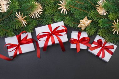 Noel ağacı dalı ve hediye kutuları