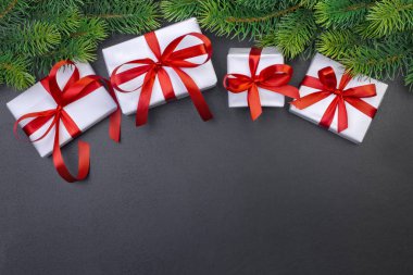 Noel ağacı dalı ve hediye kutuları