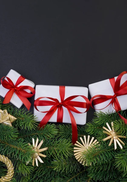 Karácsonyfa ágat és ajándék doboz — Stock Fotó