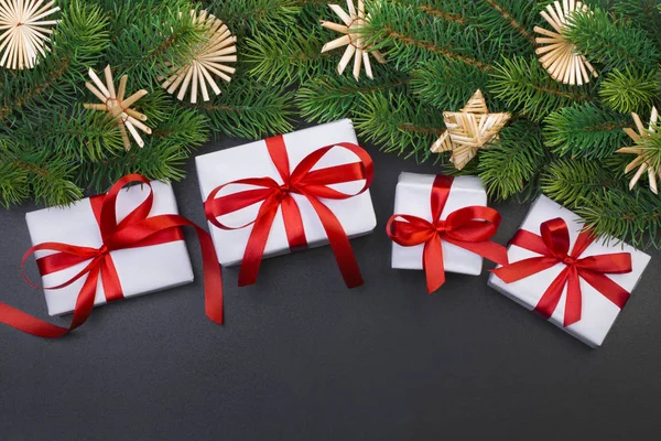 Noel ağacı dalı ve hediye kutuları