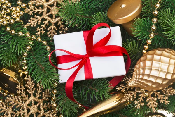 Caja de regalo y ramas de árbol de Navidad Fotos de stock