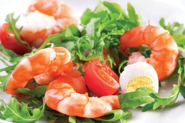 Kral'ın salata karides ve rukola beyaz bir tabak içinde