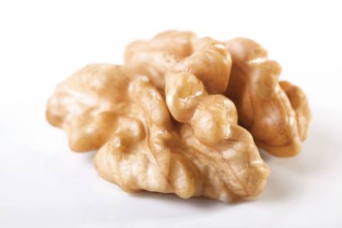 beyaz arkaplanda cevizler