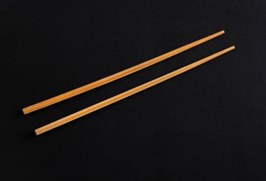 Ahşap çubuklar üzerinde siyah adam izole