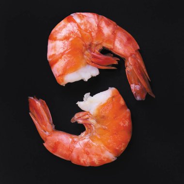 Siyah bir zemin üzerine iki haşlanmış karides