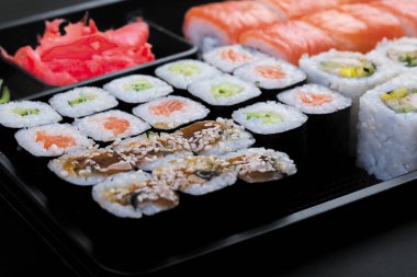 Japon rulo siyah bir plastik tabak büyük set