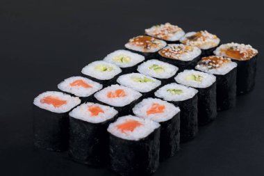 Büyük nori set siyah arka plan üzerine alır.