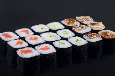 Büyük nori set siyah arka plan üzerine alır.