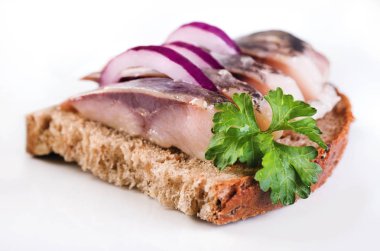 sandviç ringa beyaz bir arka plan üzerinde dilimleri ile