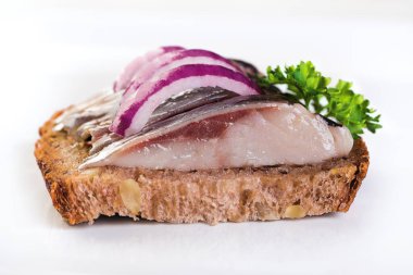 sandviç ringa beyaz bir arka plan üzerinde dilimleri ile