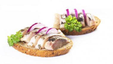 sandviç ringa beyaz bir arka plan üzerinde dilimleri ile