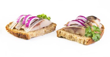 sandviç ringa beyaz bir arka plan üzerinde dilimleri ile