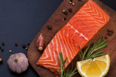 somon ve baharat ahşap kesme tahtası