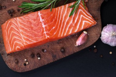 somon ve baharat ahşap kesme tahtası