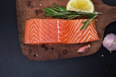 somon ve baharat ahşap kesme tahtası