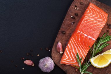 somon ve baharat ahşap kesme tahtası