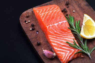 somon ve baharat ahşap kesme tahtası