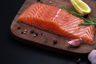 somon ve baharat ahşap kesme tahtası