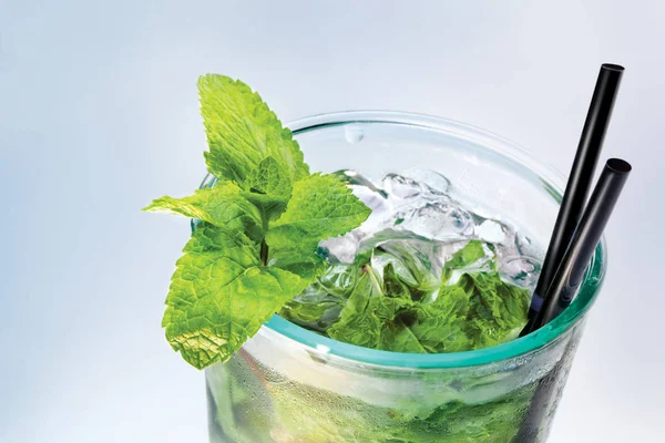 Ett Glas Svalt Mojito Vit Bakgrund — Stockfoto