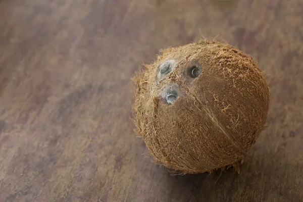 Geschälte Reife Kokosnuss Auf Dem Holztisch — Stockfoto