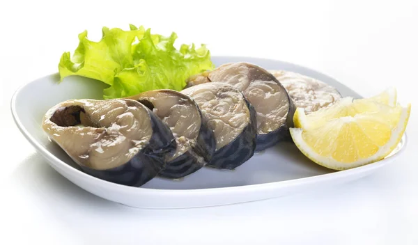 Bitar Makrill Och Citron Vit Platta Vit Bakgrund — Stockfoto