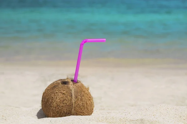 Peeled Coconut Straw Sand Sea Background — Stock Photo, Image