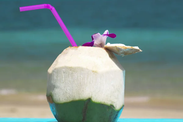 Fresh Coconut Water Table Sea Background — Stock Photo, Image