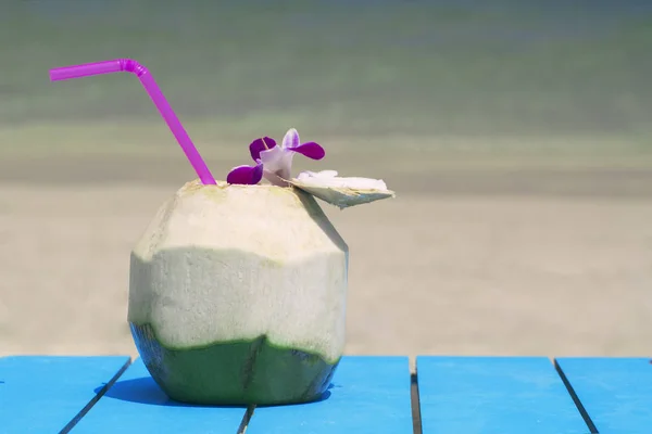 Acqua Cocco Fresca Sul Tavolo Sul Fondo Del Mare — Foto Stock