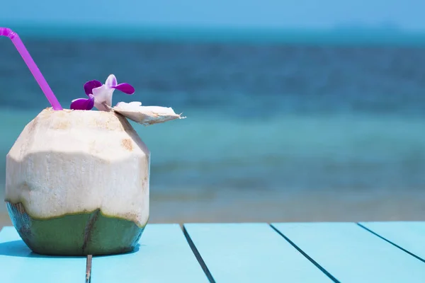 Frisches Kokoswasser Auf Dem Tisch Auf Meeresgrund — Stockfoto