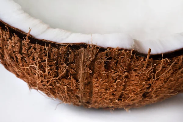 白色背景的成熟椰子的一半 — 图库照片