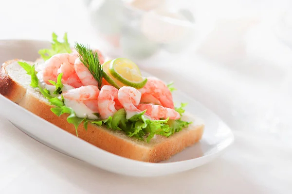 Sandwich mit Garnelen — Stockfoto