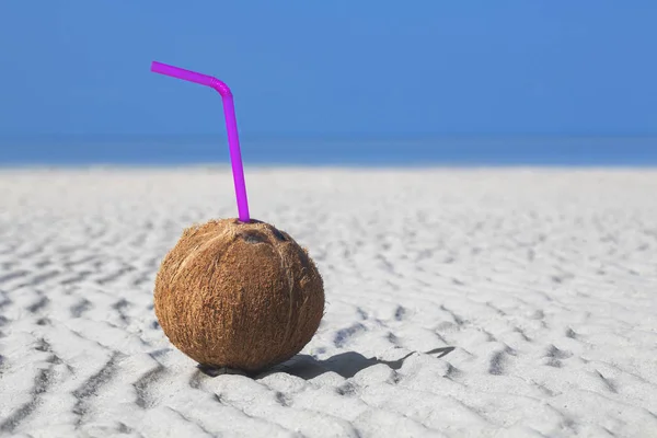 Peeled Coconut Straw Sand Sea Background — Stock Photo, Image