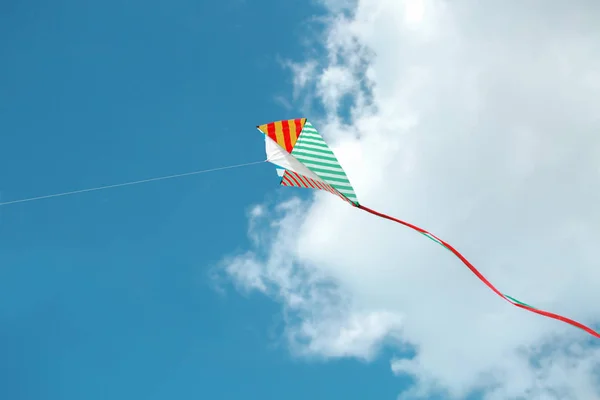 Drachen fliegen — Stockfoto
