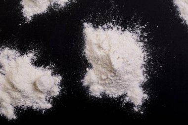 buğday unu kazık siyah arka plan üzerine