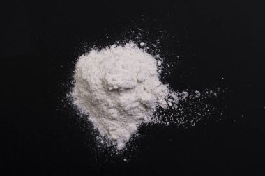 buğday unu kazık siyah arka plan üzerine