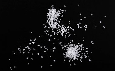 Bir avuç deniz tuzu siyah bir zemin üzerine